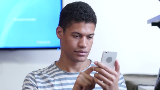 短信上智能手机的黑人男子 — 图库视频影像