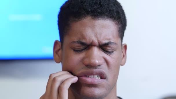 Kiespijn, zwarte Man met pijn in tanden — Stockvideo