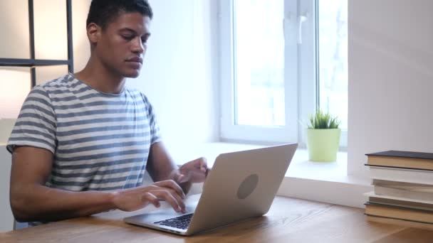 Jovem negro perturbado por perda, trabalhando no laptop — Vídeo de Stock