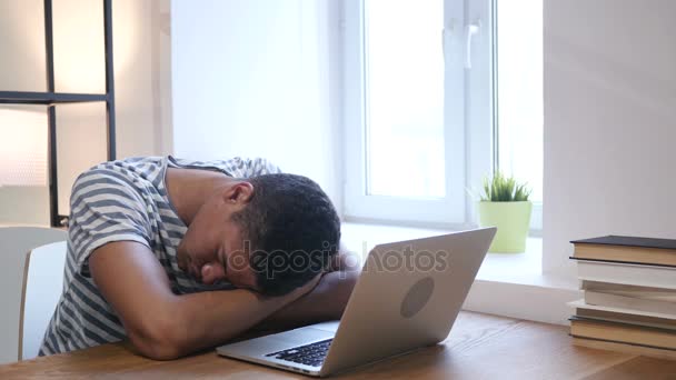 Sleeping Black Man at Work, Head on Desk — Stock Video