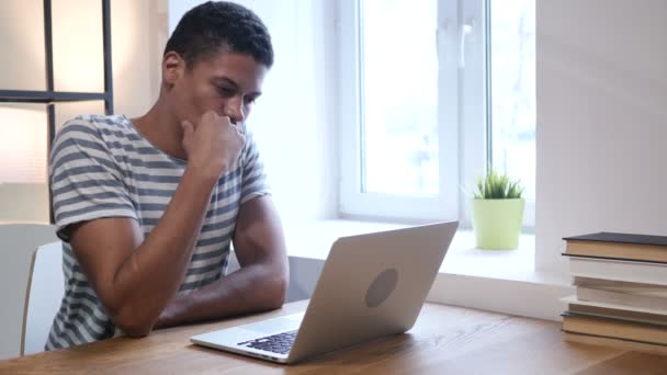 Black Man Pensando e trabalhando no laptop — Vídeo de Stock