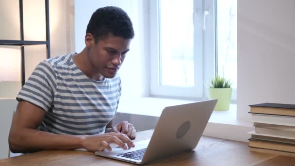 Vídeo bate-papo no laptop por Young Black Man — Vídeo de Stock
