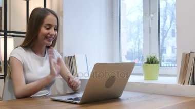 Genç Kız Online Video sohbet etmek üstünde Laptop