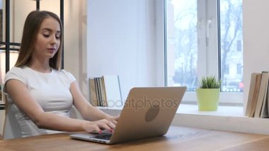 Başparmak yukarıya üstünde Laptop çalışırken genç kız tarafından