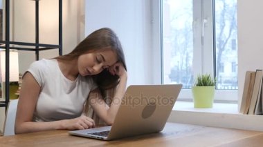 Yorgun kız işte yatıyor