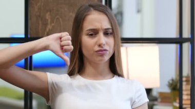 Başparmak aşağı genç kız tarafından