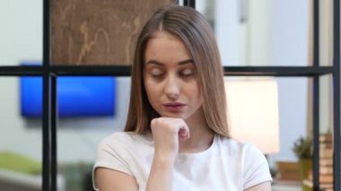 düşünme genç kız portresi