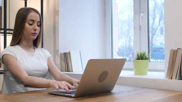 Młoda dziewczyna pracuje na laptopie, Projektant — Wideo stockowe