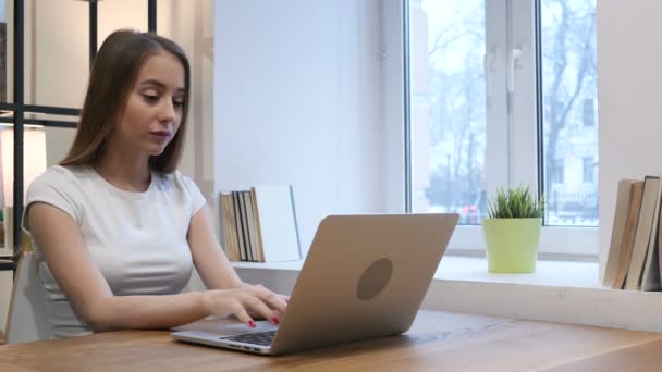 Ung flicka upprörd förlust medan du arbetar på Laptop — Stockvideo