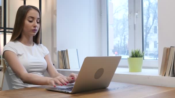 Junges Mädchen lächelt während der Arbeit am Laptop in die Kamera — Stockvideo