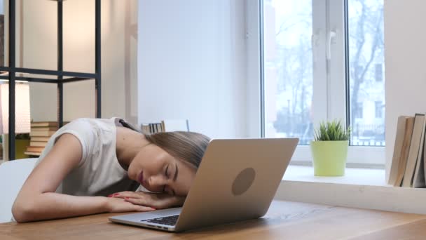 Junges Mädchen schläft auf Schreibtisch — Stockvideo