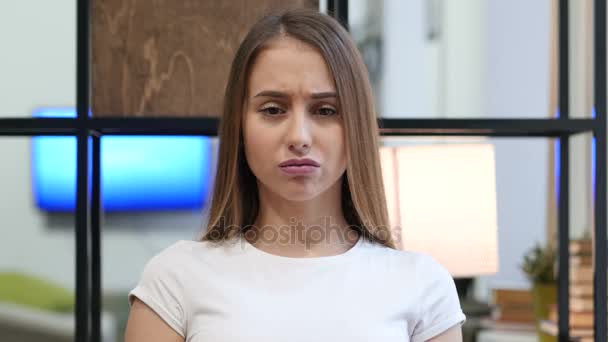 Porträtt av upprörd ledsen flicka — Stockvideo