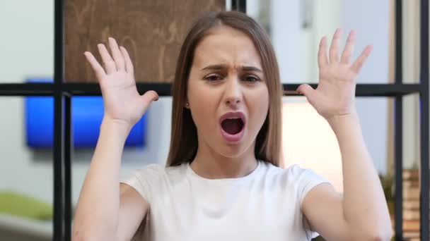 Retrato de gritando perturbado jovem menina — Vídeo de Stock