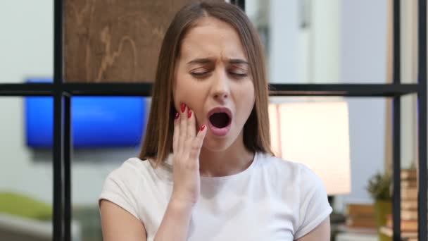 Dor de dente, menina com dor nos dentes — Vídeo de Stock