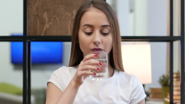 Портрет молодой девушки, пьющей воду — стоковое видео