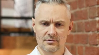 Üzgün orta yaş adam, yakın yüz