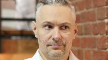 Karışık orta yaşlı adam yakın çekim