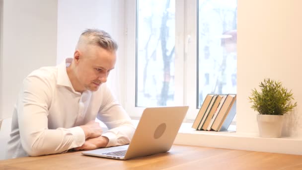 Middelbare leeftijd Man op zoek naar Camera terwijl u werkt op Laptop — Stockvideo