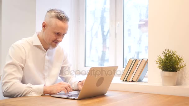 Homem da Idade Média Online Video Chat no Laptop — Vídeo de Stock