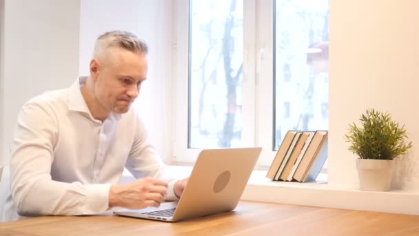 Irritado idade média homem trabalhando no laptop — Vídeo de Stock