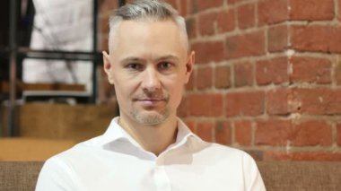 Orta yaş erkek portresi