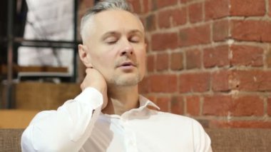 Boyun ağrısı, portre ile yorgun orta yaş erkek