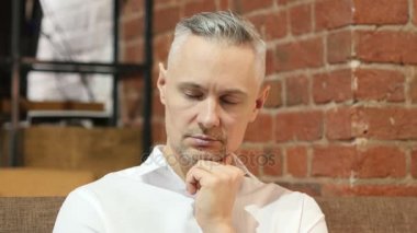 Uyuyan yorgun orta yaş adam iş, portre