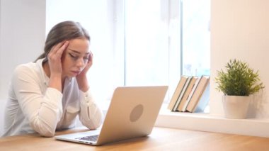 İş yerinde üzgün üzgün genç kız