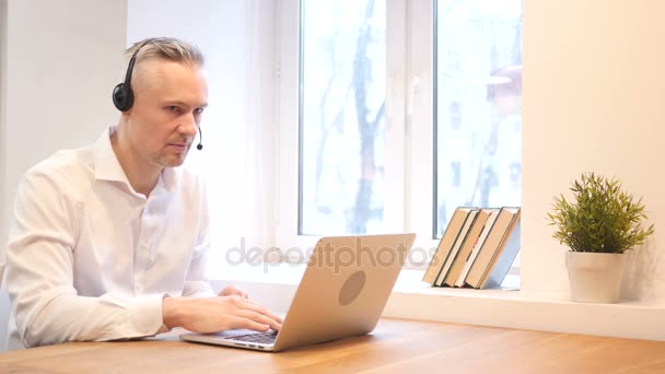 Kundenservice, Mann mittleren Alters spricht im Call Center — Stockvideo