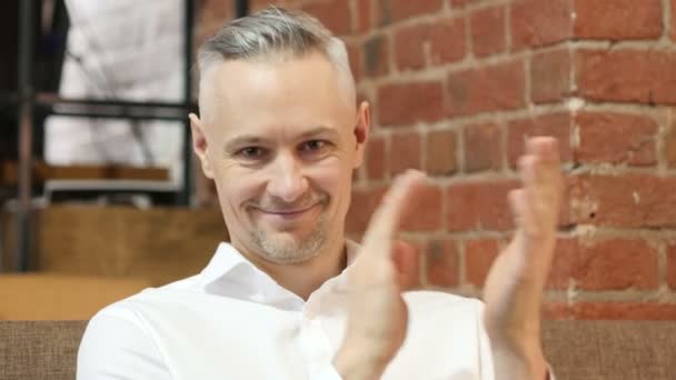 Clapping Middle Age Man at Work, Applauding — Stock Video