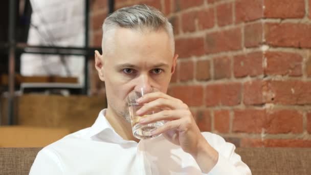 水を飲む中年男性の肖像画 — ストック動画