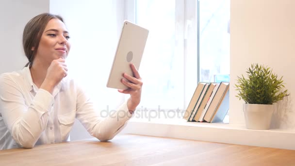 Joven chica en línea Video Chat en la tableta — Vídeo de stock