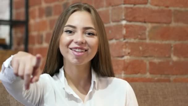 Niña apuntando a la cámara, Retrato — Vídeo de stock