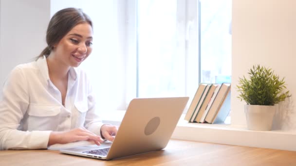 Chica joven en línea Video Chat en el ordenador portátil — Vídeos de Stock