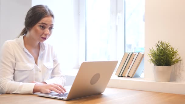 Menina de trabalho comemorando o sucesso enquanto trabalhava no laptop — Vídeo de Stock