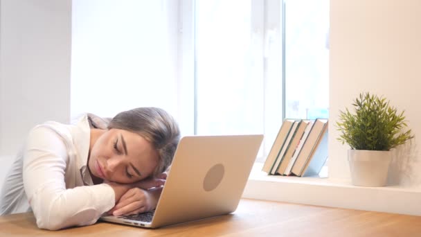 Chica joven durmiendo en el escritorio — Vídeos de Stock