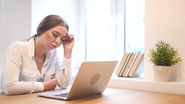 Cansada joven durmiendo en el trabajo — Vídeos de Stock