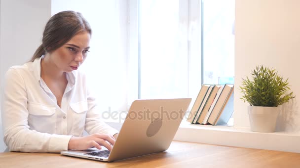 Расстроенная сердитая девушка работает над ноутбуком — стоковое видео