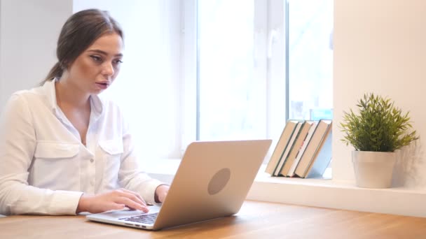 Travailler fille bouleversé par la perte tout en travaillant sur ordinateur portable — Video