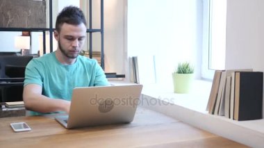 Genç tasarımcı çalışma Office kamera doğru gülümseyen