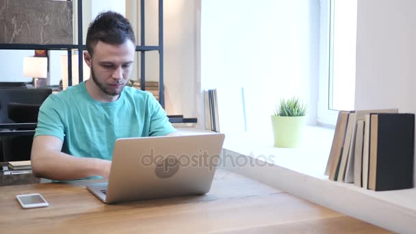 Young Designer viert succes tijdens het werken op de Laptop — Stockvideo