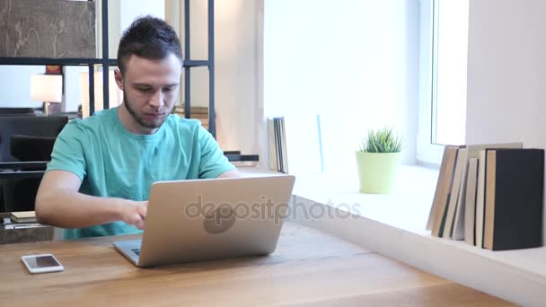 Young Designer supărat de pierdere în timp ce lucrează la laptop — Videoclip de stoc