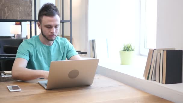 Duim omlaag door jonge ontwerper op het werk — Stockvideo