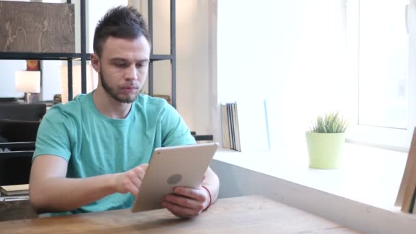 Joven usando la tableta en el trabajo — Vídeos de Stock