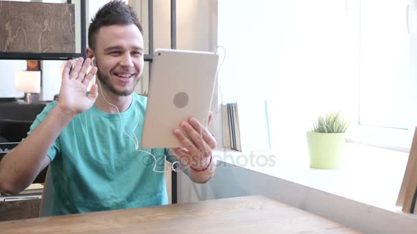 Online Video Chat na tabletu mladý muž — Stock video