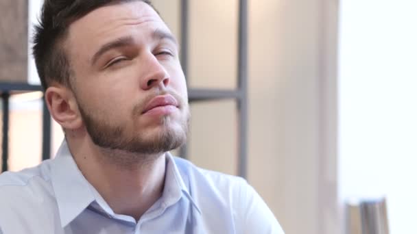 Расстроенный молодой человек за работой — стоковое видео