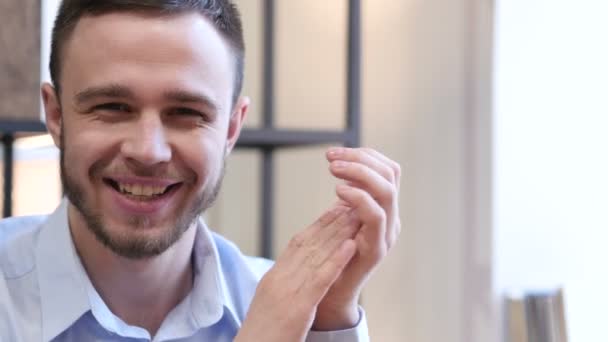 Jeune homme applaudissant, portrait d'un homme applaudissant — Video