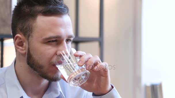 Ung Man dricka vatten i glas — Stockvideo