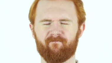 Kızıl saçlı sakallı adam yüz yakın çekim üzgün üzgün