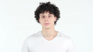 Tamam genç adam kıvırcık saç, beyaz arka plan ile işareti